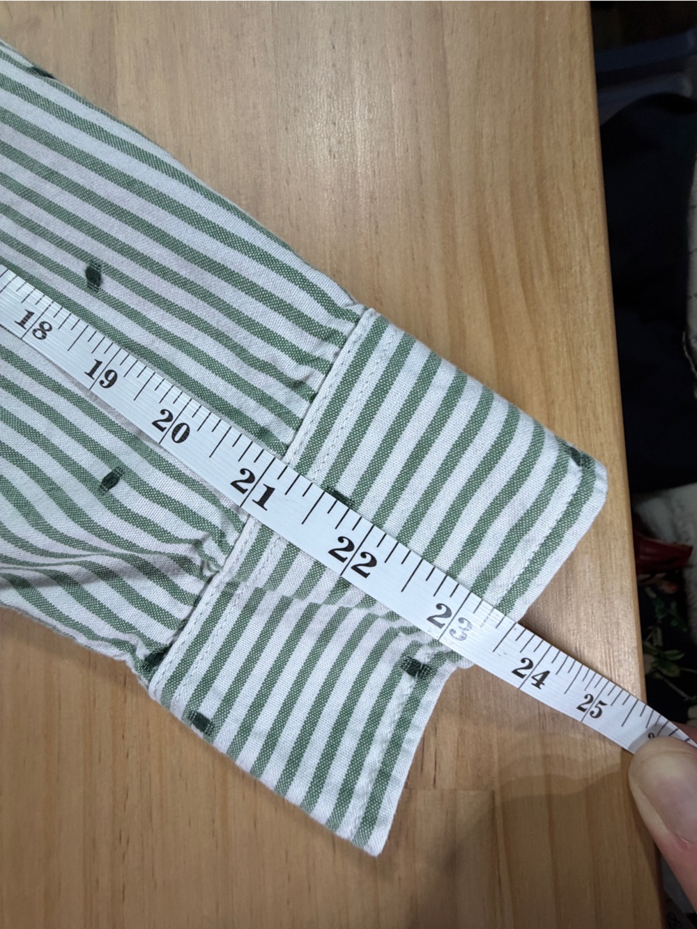 Levi's Men's White Shirt with Black Pinstripes and Black Dot Accents B11 - Picture 8 of 11